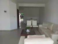 Amplia y hermosa casa en venta. Ubicación: Entre 8vo y 9no anillo, Avenida Alema